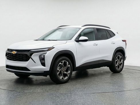 Used 2025 Chevrolet Trax LT w/ LT Convenience Package FWD image 2