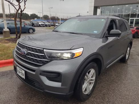 Used 2024 Ford Explorer XLT image 2