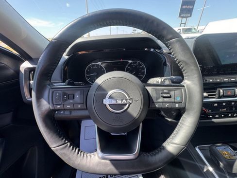 Used 2023 Nissan Pathfinder SL w/ Black Appearance Package image 18