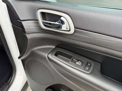 Used 2020 Jeep Grand Cherokee Laredo RWD image 28