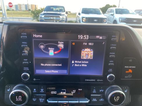 Used 2021 Toyota Highlander XLE FWD image 18