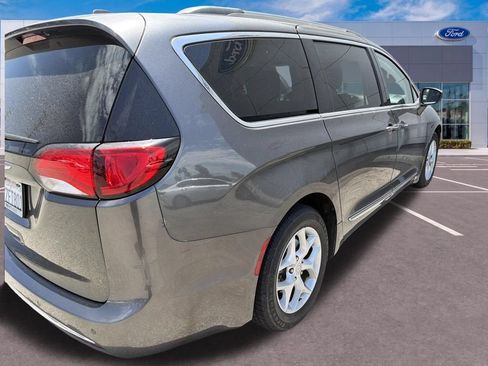 Used 2017 Chrysler Pacifica Touring-L w/ Tire & Wheel Group FWD image 3