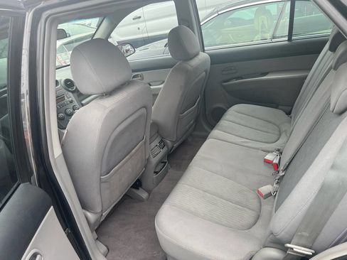 Used 2007 Kia Rondo LX image 12