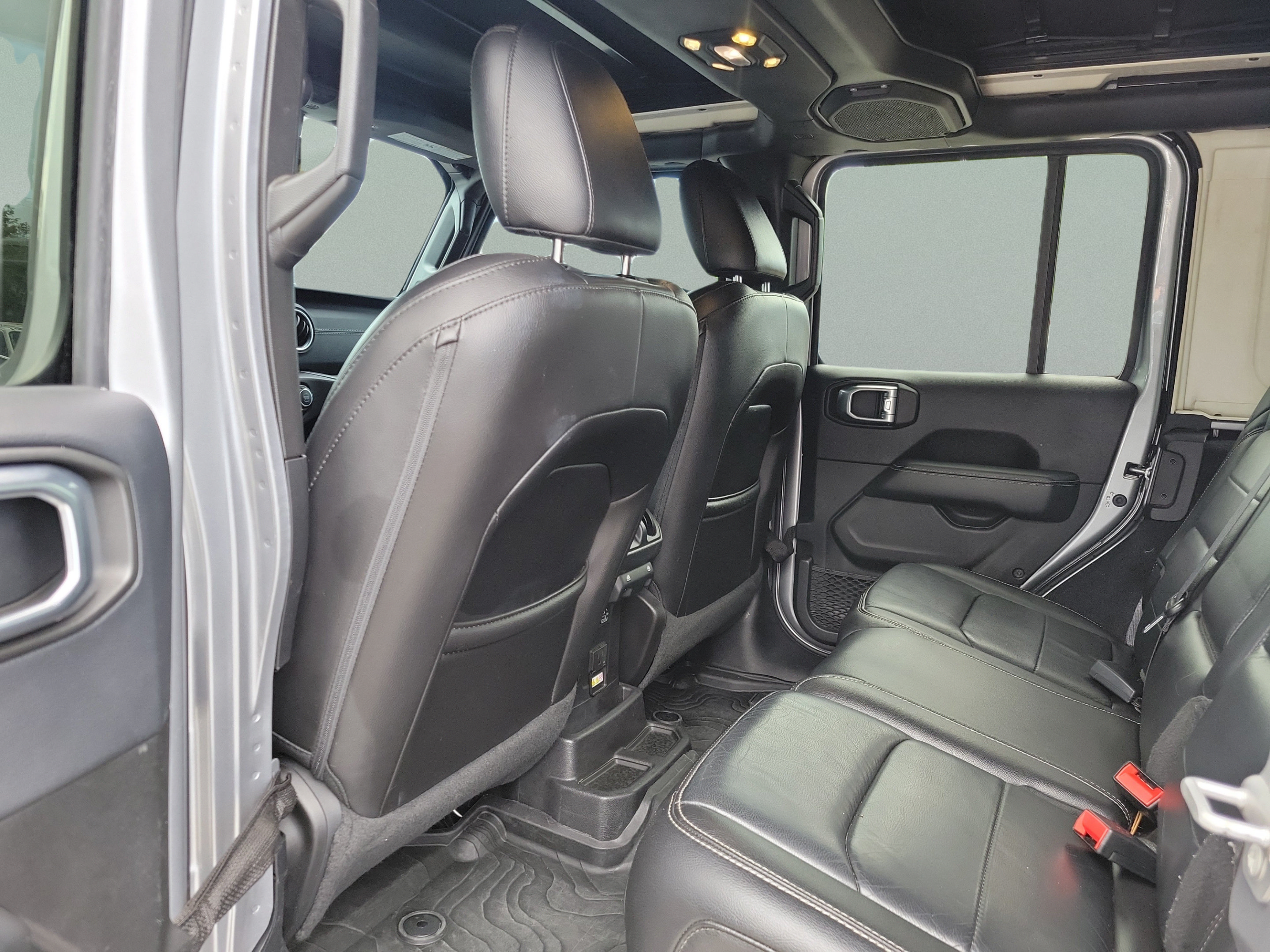 Used 2019 Jeep Wrangler Unlimited Sahara AWD/4WD image 8