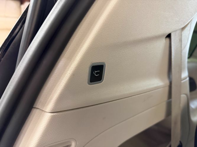 Used 2024 Chrysler Pacifica Touring-L FWD image 19