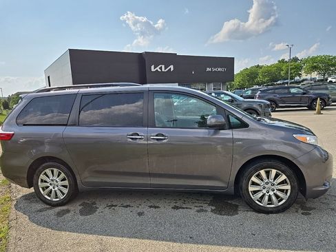 Used 2017 Toyota Sienna XLE Premium AWD/4WD image 2