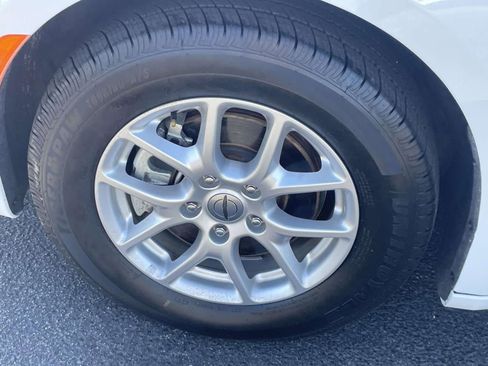 Used 2023 Chrysler Pacifica Touring-L image 9