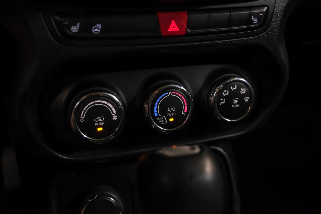 Used 2017 Jeep Renegade Latitude w/ Cold Weather Group AWD/4WD image 25