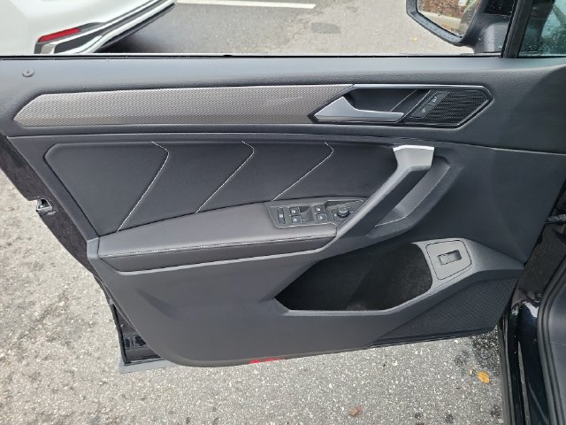 Used 2024 Volkswagen Tiguan SE w/ Panoramic Sunroof Package FWD image 14