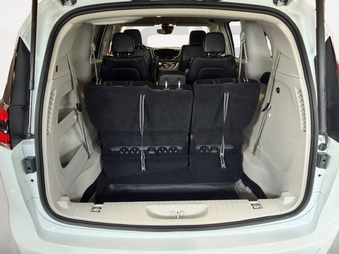 Used 2023 Chrysler Pacifica Touring-L FWD image 14