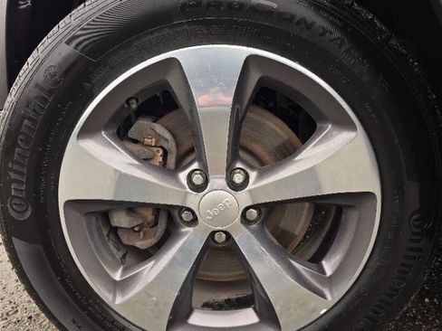 Used 2019 Jeep Cherokee Limited AWD/4WD image 9