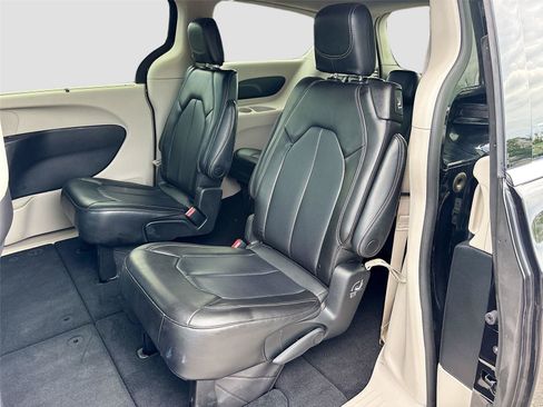 Used 2023 Chrysler Pacifica Touring-L FWD image 22