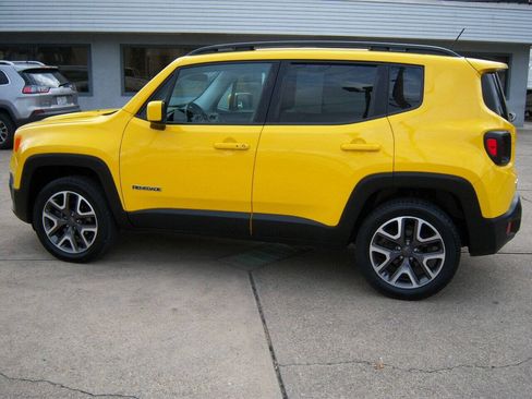 Used 2017 Jeep Renegade Latitude w/ Cold Weather Group image 7