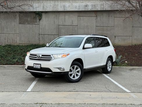 Used 2011 Toyota Highlander SE w/ Tech Pkg image 2