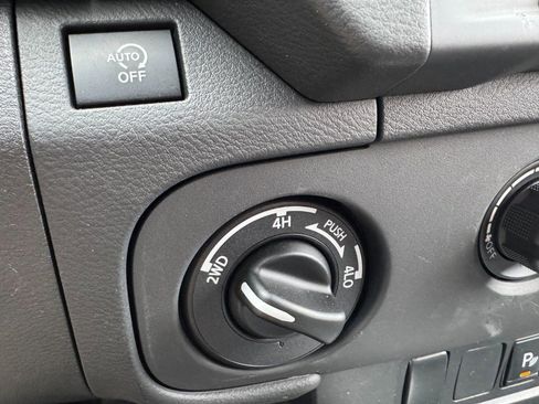 Used 2025 Nissan Frontier SV image 21