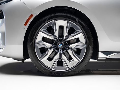 Used 2023 BMW i7 xDrive60 w/ Executive Package 2 AWD/4WD image 21