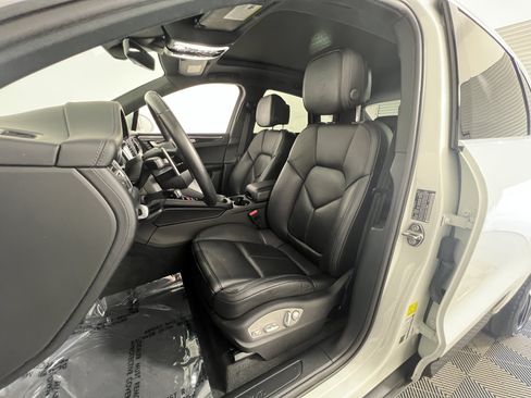Certified 2024 Porsche Macan AWD/4WD image 5