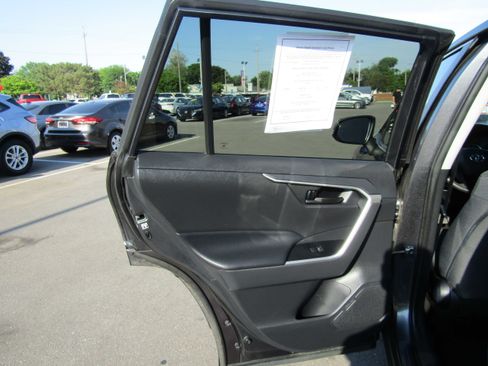Used 2019 Toyota RAV4 LE AWD/4WD image 14