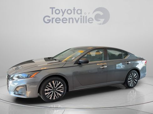 Used 2025 Nissan Altima 2.5 SV FWD image 2