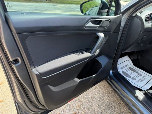 Used 2020 Volkswagen Tiguan S image 15