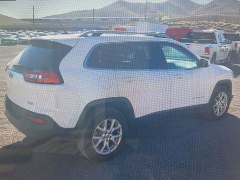 Used 2018 Jeep Cherokee Latitude w/ Safety Group AWD/4WD image 18