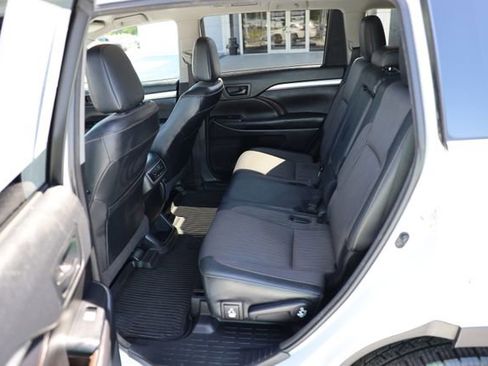 Used 2018 Toyota Highlander Plus AWD/4WD image 38