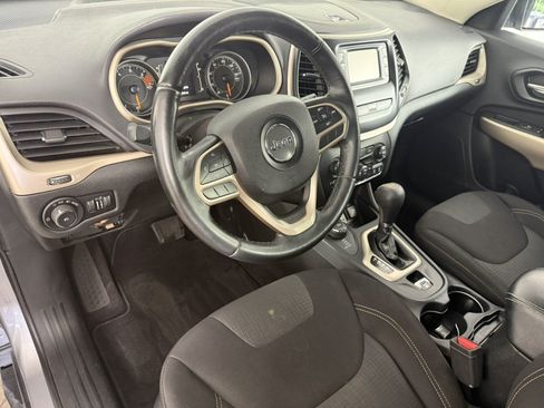 Used 2017 Jeep Cherokee Latitude AWD/4WD image 15