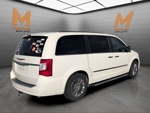 Used 2013 Chrysler Town & Country Touring-L w/ Driver Convenience Group FWD image 5