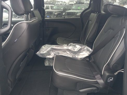 New 2026 Chrysler Pacifica Limited image 14