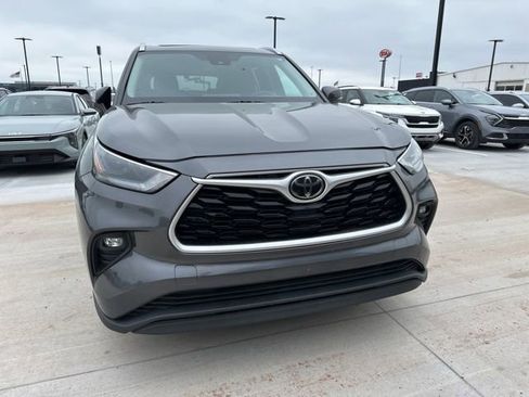 Used 2021 Toyota Highlander XLE AWD/4WD image 18