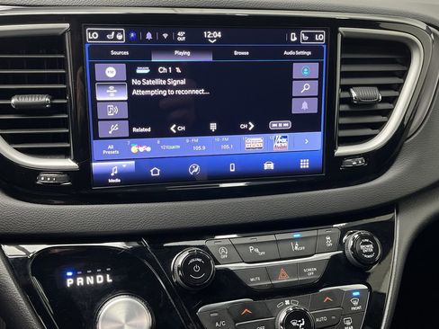 Used 2025 Chrysler Pacifica Select image 17