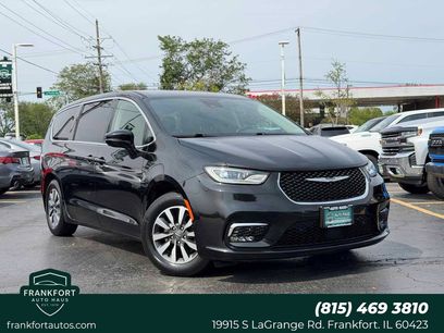 Used 2022 Chrysler Pacifica Touring-L w/ Uconnect Theater Family Group
