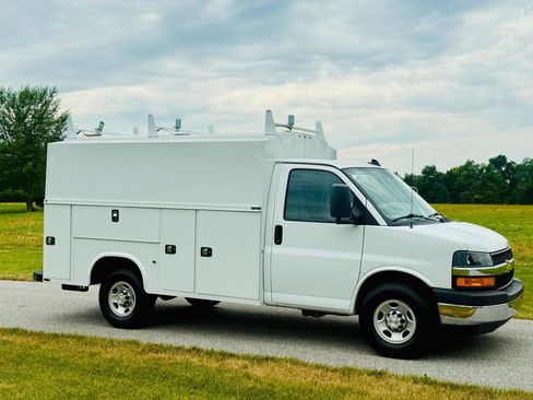 Used 2022 Chevrolet Express 3500 w/ Power Convenience Package RWD image 5