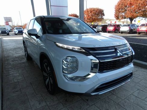 New 2025 Mitsubishi Outlander SE image 3