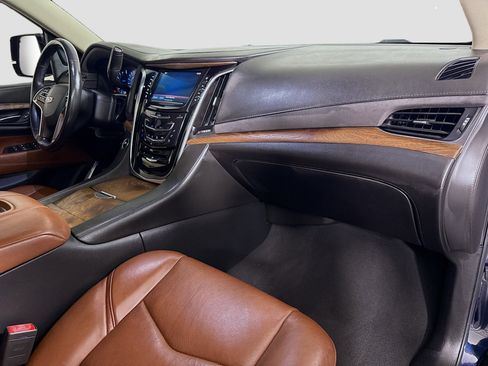 Used 2019 Cadillac Escalade Luxury RWD image 30