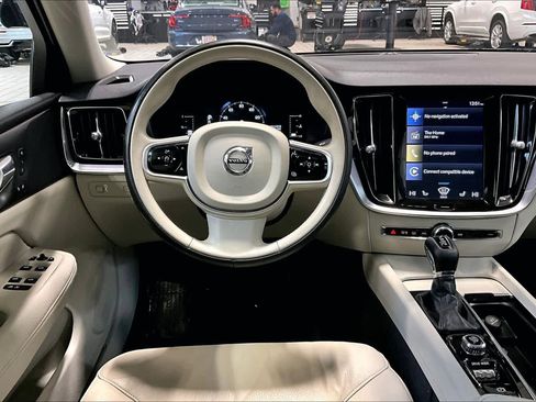 Used 2019 Volvo S60 T6 Momentum image 5