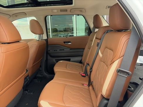 New 2026 Nissan Pathfinder Platinum image 18