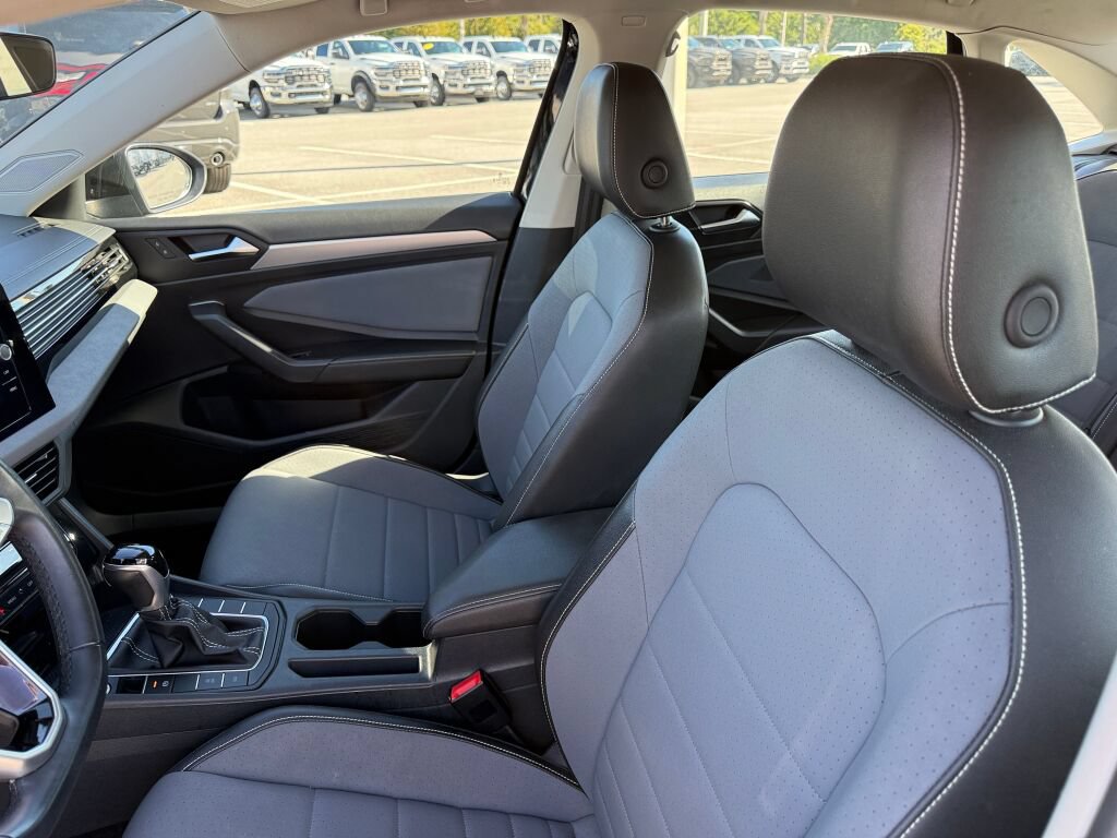 Used 2025 Volkswagen Jetta SE FWD image 20