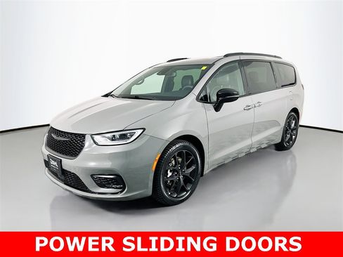 Used 2025 Chrysler Pacifica Limited image 5