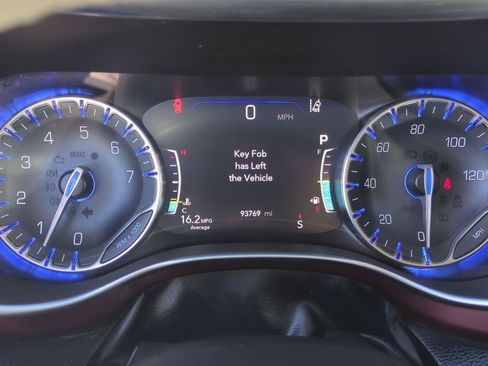 Used 2020 Chrysler Pacifica Limited w/ Tire & Wheel Group image 14