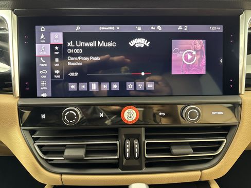 Certified 2025 Porsche Macan image 18