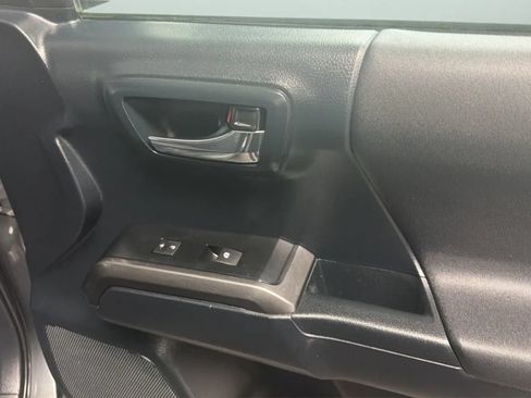 Used 2019 Toyota Tacoma TRD Off-Road w/ Technology Package AWD/4WD image 18