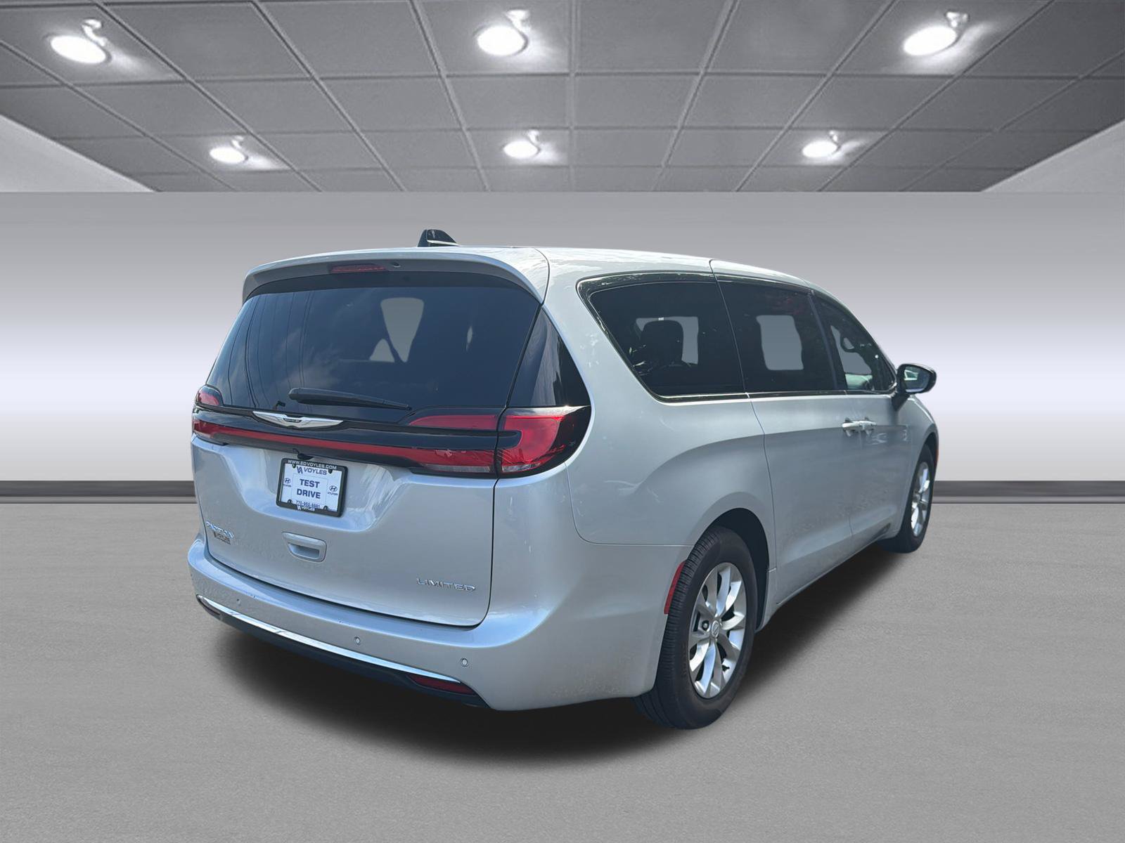 Used 2026 Chrysler Pacifica Limited FWD image 7
