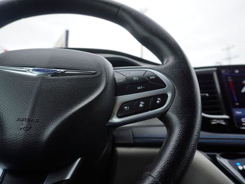 Used 2021 Chrysler Pacifica Touring image 19