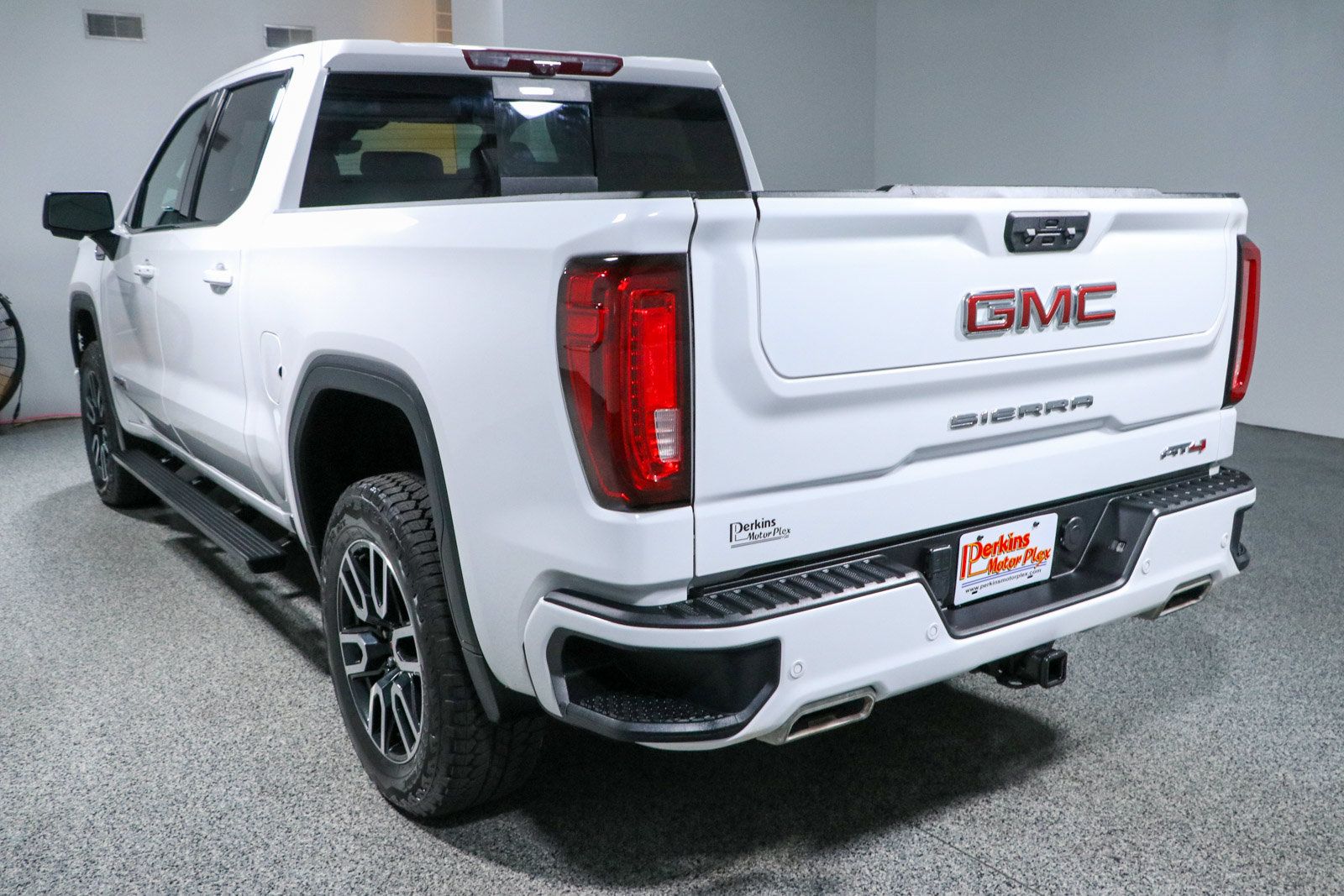 Used 2023 GMC Sierra 1500 AT4 w/ Technology Package AWD/4WD image 9