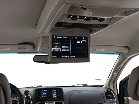 Used 2015 Chrysler Town & Country Touring image 23