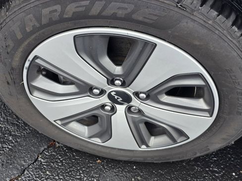 Used 2022 Kia Niro LX image 11