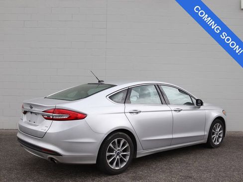 Used 2017 Ford Fusion SE w/ Fusion SE Technology Package FWD image 2