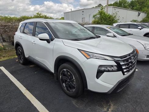 Used 2024 Nissan Rogue SV w/ SV Premium Package image 3