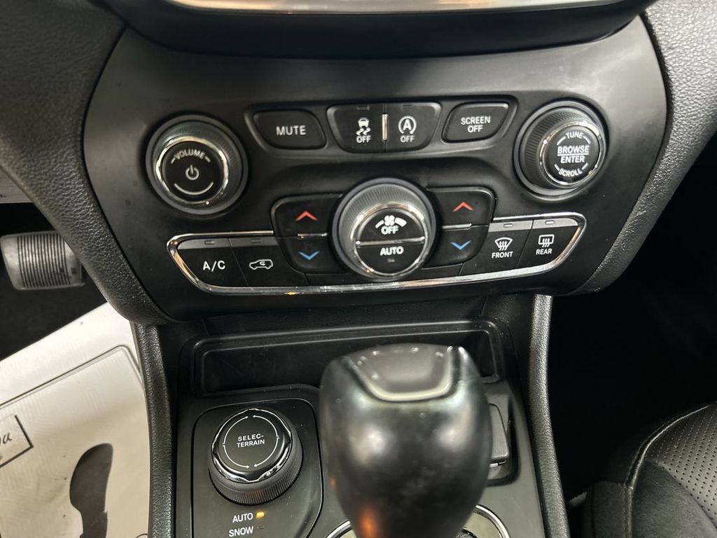 Certified 2022 Jeep Cherokee Limited w/ Elite Package AWD/4WD image 17